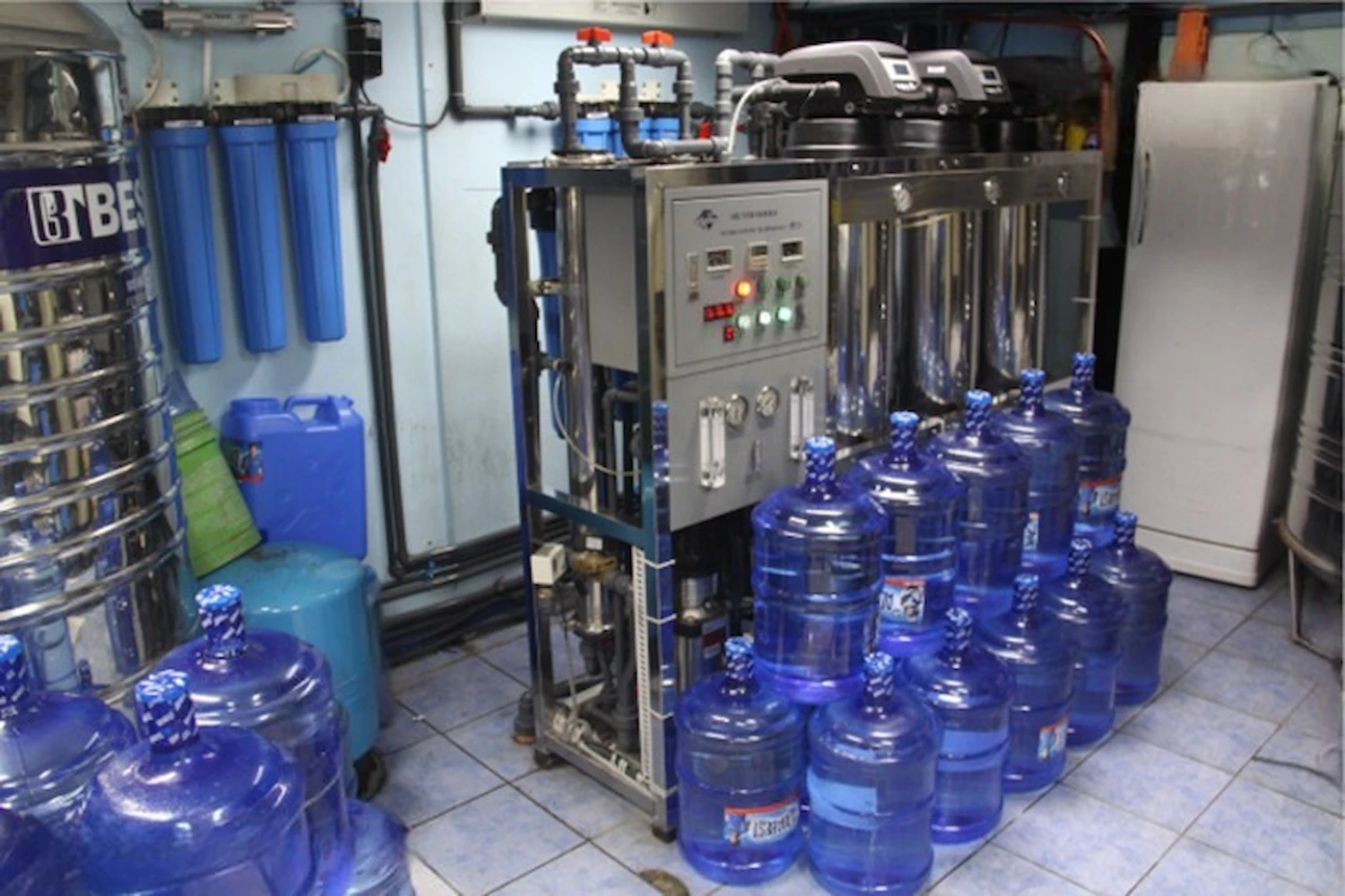 Màng lọc RO ULP21-4040 trong hệ thống sản xuất nước tinh khiết đóng chai, đóng bình