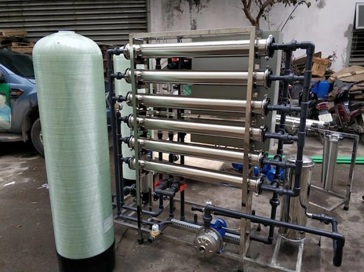 Vỏ Màng RO 8040 Inox Chính Hãng, Giá Cả Cạnh Tranh Meta: Bảo vệ màng RO công nghiệp với vỏ màng RO 8040 inox cao cấp, chịu áp suất 300 psi, chống ăn mòn tuyệt đối. Xem ngay thông số, cấu tạo và báo giá chi tiết! keyword: vỏ màng ro 8040 inox Bạn đang tìm kiếm giải pháp bảo vệ màng lọc thẩm thấu ngược công nghiệp trước áp suất cao và môi trường ăn mòn? Bài viết này dành cho các kỹ sư, quản lý dự án và chủ doanh nghiệp trong ngành xử lý nước. Chúng tôi sẽ phân tích chi tiết về vỏ màng RO 8040 inox – một thành phần cốt lõi đảm bảo sự an toàn và hiệu quả hoạt động dài hạn cho hệ thống lọc nước tinh khiết, dược phẩm, hay lò hơi của bạn. Khám phá ngay các thông số kỹ thuật, cấu tạo ưu việt từ Inox 304/316L, khả năng chịu áp 300 psi, và những ứng dụng thực tế giúp tối ưu hóa chi phí vận hành, đồng thời kéo dài tuổi thọ màng RO. Đọc tiếp để đưa ra quyết định đầu tư chính xác nhất! 1. Thông số kỹ thuật của vỏ màng RO 8040 inox Để đánh giá chính xác khả năng và sự phù hợp của một thiết bị, việc nắm rõ thông số kỹ thuật là bước đầu tiên và quan trọng nhất. Vỏ màng RO 8040 inox được thiết kế với các tiêu chuẩn khắt khe nhằm đáp ứng yêu cầu vận hành trong môi trường công nghiệp. Đường kính: 8 inch (tương thích với các loại màng RO công nghiệp 8040 phổ biến trên thị trường). Chất liệu: Thép không gỉ cao cấp vỏ màng RO inox 304 (SUS304) hoặc vỏ màng RO inox 316L (SUS316L). Kết cấu hai đầu vỏ màng: Sử dụng mặt bích inox chắc chắn, đảm bảo độ kín và dễ dàng tháo lắp. Áp suất hoạt động tối đa: 300 psi (tương đương 20.68 bar). Đây là mức áp suất tiêu chuẩn cho phần lớn các hệ thống lọc nước tinh khiết, nước cấp cho lò hơi, đảm bảo an toàn tuyệt đối trong quá trình vận hành liên tục. Cấu trúc thân vỏ: Sử dụng ống inox đúc liền mạch (seamless pipe). 2. Cấu tạo của vỏ màng RO 8040 inox Sự bền bỉ và hiệu quả của vỏ màng RO 8040 inox đến từ cấu trúc được tính toán kỹ lưỡng, mỗi bộ phận đều đóng một vai trò quan trọng trong việc bảo vệ màng lọc và đảm bảo hệ thống vận hành trơn tru. Cấu tạo vỏ màng RO 8040 inox bao gồm các thành phần chính: Thân vỏ (Housing Body): Là phần ống inox liền mạch, đóng vai trò là vỏ chứa màng RO, chịu trách nhiệm chính trong việc chịu áp lực từ bơm cao áp và bảo vệ màng lọc khỏi các tác động vật lý bên ngoài. Mặt bích (End Caps): Hai nắp đậy ở hai đầu thân vỏ, được gia công chính xác để lắp các cổng vào/ra cho dòng nước cấp và nước thành phẩm. Chúng được cố định chắc chắn bằng cùm kẹp, đảm bảo độ kín tuyệt đối. Gioăng làm kín (O-rings): Được làm từ vật liệu EPDM hoặc Viton, các vòng gioăng này được đặt ở các điểm kết nối giữa thân vỏ và mặt bích. Chúng có nhiệm vụ ngăn chặn hoàn toàn sự rò rỉ nước, ngay cả dưới áp suất vận hành cao. Cùm kẹp và bu lông (Clamps and Bolts): Hệ thống kẹp cường độ cao giúp siết chặt và cố định hai mặt bích vào thân vỏ, tạo thành một khối thống nhất, vững chắc.  Tổng quan về vỏ màng RO 8040 inox  3. Tính năng của vỏ màng RO 8040 inox Từ cấu tạo và thông số kỹ thuật trên, vỏ màng RO 8040 inox mang lại những tính năng ưu việt, trực tiếp ảnh hưởng đến chi phí vận hành và tuổi thọ của toàn hệ thống. Độ bền và khả năng chống ăn mòn vượt trội: Vật liệu inox SUS304 và SUS316L là chìa khóa cho tính năng này. Khả năng chịu áp lực cao, đảm bảo an toàn: Với thiết kế ống liền mạch và mặt bích dày, vỏ màng RO 8040 chịu áp cao lên đến 300 psi một cách an toàn, ngăn ngừa các sự cố nứt, vỡ có thể gây nguy hiểm cho nhân viên vận hành và làm hỏng các thiết bị xung quanh. Đảm bảo vệ sinh và chất lượng nước: Bề mặt inox được xử lý nhẵn bóng cả trong lẫn ngoài, hạn chế tối đa sự bám dính của vi sinh vật và cặn bẩn. Điều này đặc biệt quan trọng trong các ngành đòi hỏi tiêu chuẩn vệ sinh an toàn thực phẩm và dược phẩm, đảm bảo nước thành phẩm không bị tái nhiễm khuẩn. Tối ưu cho việc lắp đặt và bảo trì: Thiết kế với cùm kẹp và mặt bích giúp việc tháo lắp để thay thế hay vệ sinh màng RO trở nên nhanh chóng và dễ dàng, tiết kiệm thời gian và chi phí nhân công bảo dưỡng định kỳ. 4. Ứng dụng của vỏ màng RO 8040 inox  Ứng dụng của vỏ inox 8040 trong hệ thống xử lý nước Nhờ những tính năng ưu việt, vỏ màng RO công nghiệp bằng inox là lựa chọn hàng đầu cho các hệ thống vỏ màng thẩm thấu ngược trong nhiều lĩnh vực đòi hỏi chất lượng nước khắt khe. Ngành Dược phẩm và Y tế: Nước sử dụng để pha chế thuốc, dung dịch tiêm truyền, và vệ sinh thiết bị y tế phải đạt độ tinh khiết cực cao. Ứng dụng vỏ màng RO 8040 inox đảm bảo không có sự thôi nhiễm kim loại nặng hay tạp chất vào nguồn nước, đáp ứng các tiêu chuẩn nghiêm ngặt như GMP-WHO. Ngành Thực phẩm và Đồ uống: Chất lượng nước ảnh hưởng trực tiếp đến hương vị, màu sắc và thời hạn sử dụng của sản phẩm. Vỏ màng inox được dùng trong sản xuất nước giải khát, bia, rượu, sữa để đảm bảo nguồn nước đầu vào tinh khiết và ổn định. Ngành sản xuất Điện tử và Bán dẫn: Đây là ngành đòi hỏi nước siêu tinh khiết (Ultrapure Water) để rửa các vi mạch, chip bán dẫn. Bất kỳ một ion tạp chất nào cũng có thể gây hỏng sản phẩm. Vỏ màng inox là thành phần không thể thiếu để duy trì độ tinh khiết đó. Lọc nước cấp cho lò hơi, tháp giải nhiệt: Loại bỏ các khoáng chất hòa tan (TDS) trong nước cấp giúp ngăn ngừa hình thành cáu cặn trong đường ống và lò hơi, tăng hiệu suất truyền nhiệt và kéo dài tuổi thọ thiết bị. Qua những phân tích chi tiết trên, có thể khẳng định vỏ màng RO 8040 inox không đơn thuần là một linh kiện, mà là một khoản đầu tư chiến lược vào sự an toàn, ổn định và hiệu quả dài hạn cho hệ thống xử lý nước công nghiệp của bạn. Việc lựa chọn đúng sản phẩm chất lượng sẽ giúp bảo vệ màng RO, tối ưu hóa chi phí vận hành và đảm bảo chất lượng nước đầu ra luôn đạt tiêu chuẩn. Tại Công Nghệ Thiết Bị Lọc Miền Nam, chúng tôi cam kết cung cấp các sản phẩm chính hãng với thông số rõ ràng. Để nhận được tư vấn chuyên sâu hơn về giải pháp phù hợp nhất với hệ thống của mình và báo giá vỏ màng RO 8040 inox cạnh tranh, xin bạn vui lòng liên hệ trực tiếp với đội ngũ chuyên gia của chúng tôi. bạn cũng có thể tham khảo thêm các bài viết liên quan về cách lựa chọn màng lọc RO công nghiệp, các hệ thống làm mềm nước và hóa chất chống cáu cặn để có cái nhìn toàn diện hơn về việc vận hành hệ thống lọc nước.